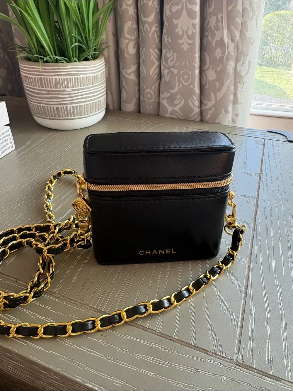 FASHION  Black Lip Stick Holder with Gold Chain